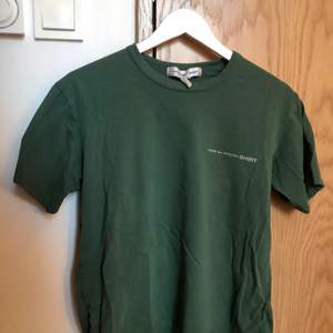 En mörkgrön T-Shirt i väldigt bra skick från Commes Des Garcon (CDG) i st M. Tröjan är använd fåtal gånger och är i bra skick och av bra kvalite. Super fin och härlig, skriv i dm för fler bilder💕