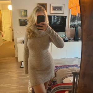 Stickad klänning - Jättefin beige stickad klänning i bra skick!!