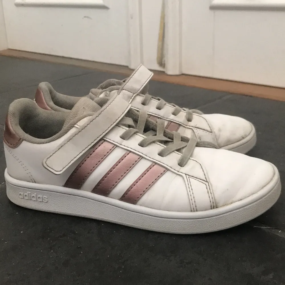 Jag säljer min dotters adidas skor! Dom är  lite smutsig!. Skor.