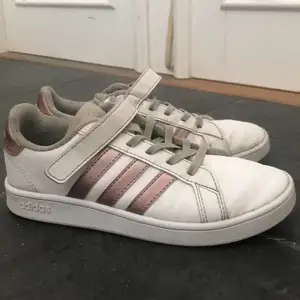 Jag säljer min dotters adidas skor! Dom är  lite smutsig!