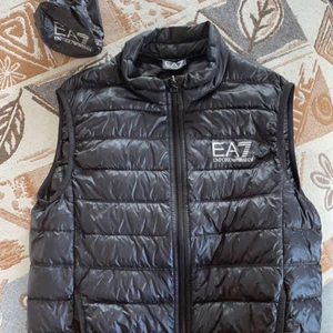 Armani Väst - Armani väst strl M, mycket bra skick 9/10. Inga fel med den och påse till den följer med.