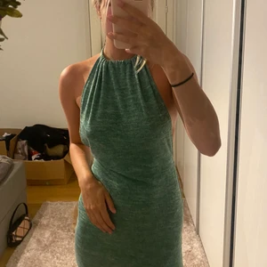 Grön klänning med öppenrygg - Aldrig använd