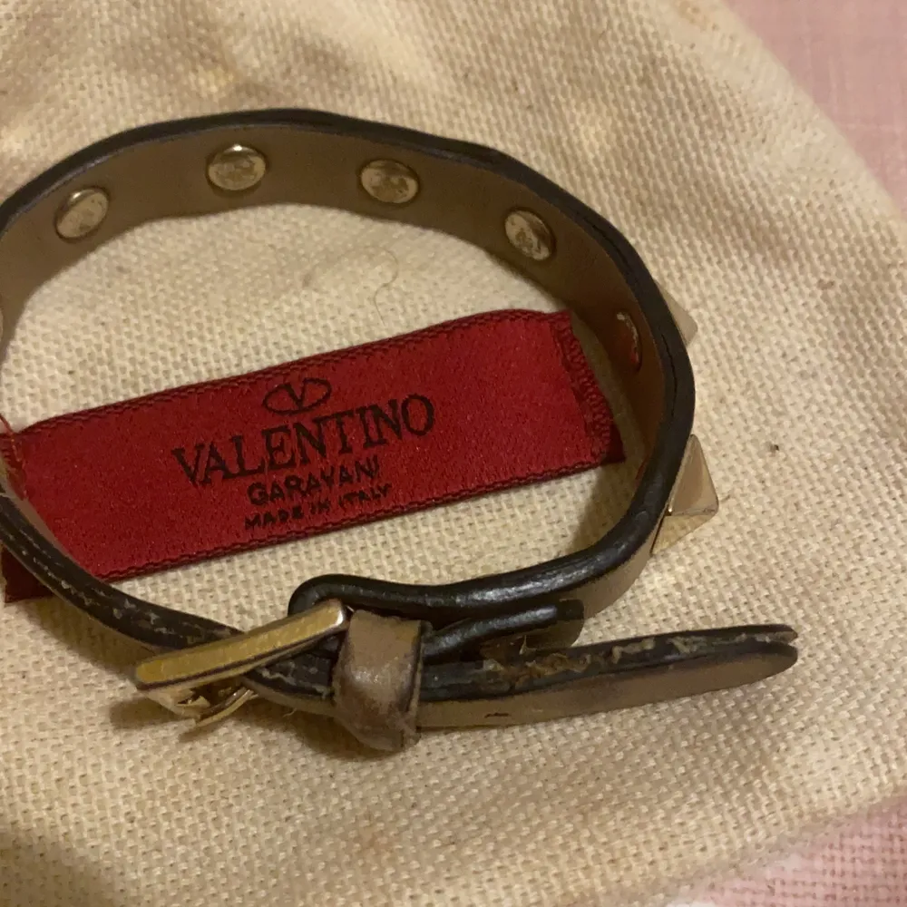 INTE prutbart🧡 Äkta Valentino armband i beige! Säljer det i befintligt skick då jag använt det en hel del. Lite nött samt så har jag vid ett tillfälle limmat ihop ena änden (se bild 2) vilket även gjort det lite ”segt” att stänga. Dustbag+armband följer🧸 . Accessoarer.