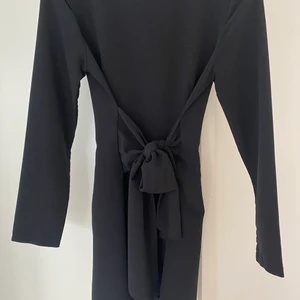 Playsuit ”in the style”  - Sparsamt använd 🌸  Storlek S.  Fint insytt band för markering av midja 🦋