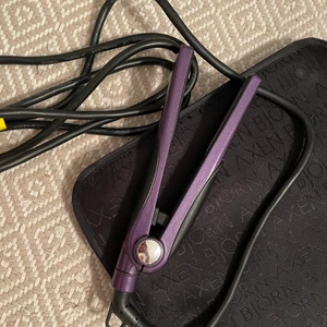 Björn Axén plattång  - En liten plattång från Björn Axén, har använt den några gånger men den är som i nyskick. Den är ganska liten, 17 cm alltså perfekt till att ha i packningen när man reser, man kan även få plats med den k en handväska. Funkar att både locka & platta med. 💕