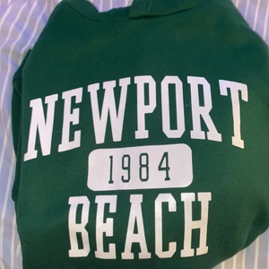 Grön hoddie med tryck - Säljer denna då den inte passar, köparen står för frakten! Skriv för mer information💕