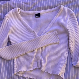 Vit långarmad - Snygg vit långarmad,  säljer då den inte passar, köparen står för frakten! Skriv för mer information💕