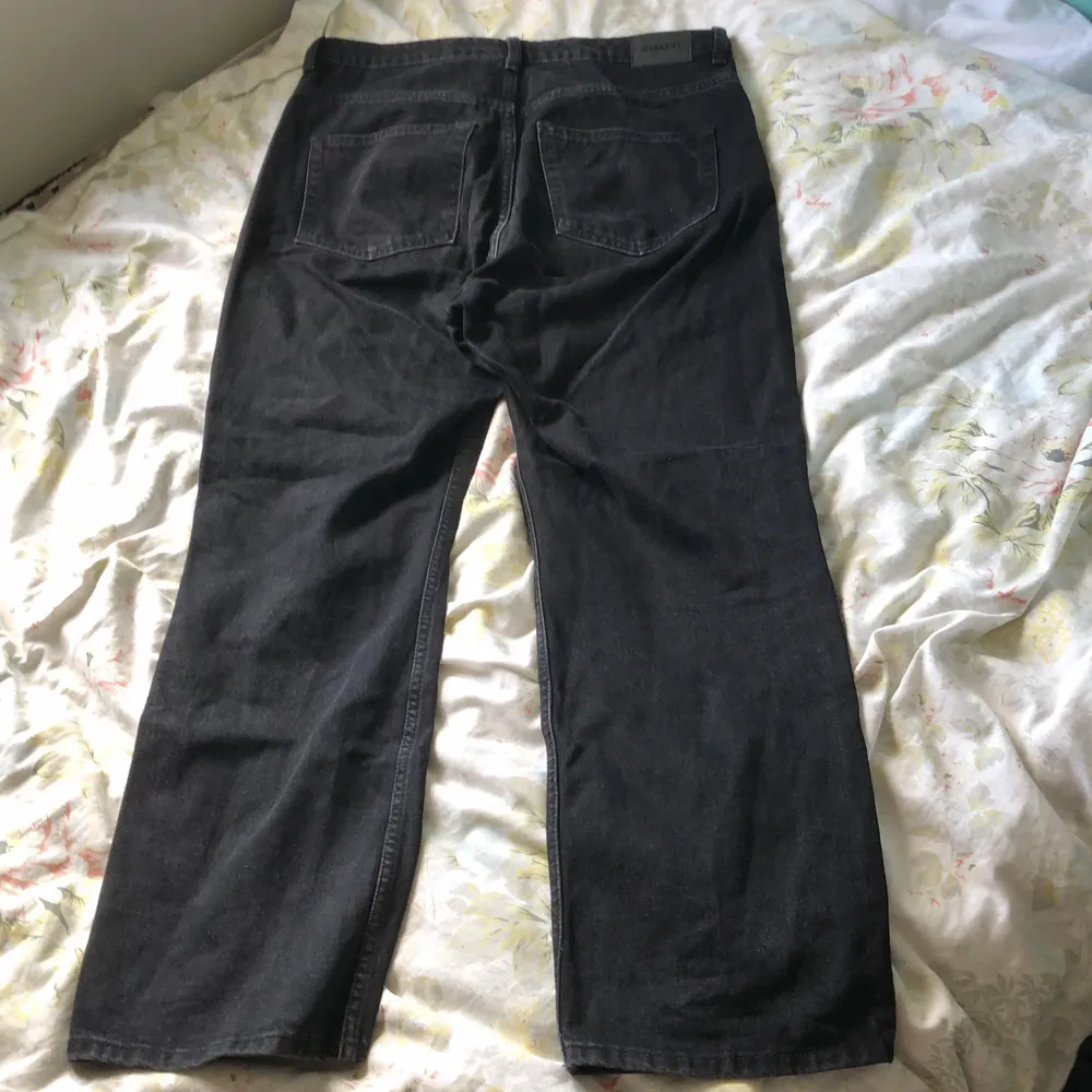 Svarta jeans från Weekday. Köpta second hand men inga tydliga defekter. Jeansmodellen heter ”Row”. Kan mötas upp på Södermalm, annars betalar köparen för frakten.. Jeans & Byxor.