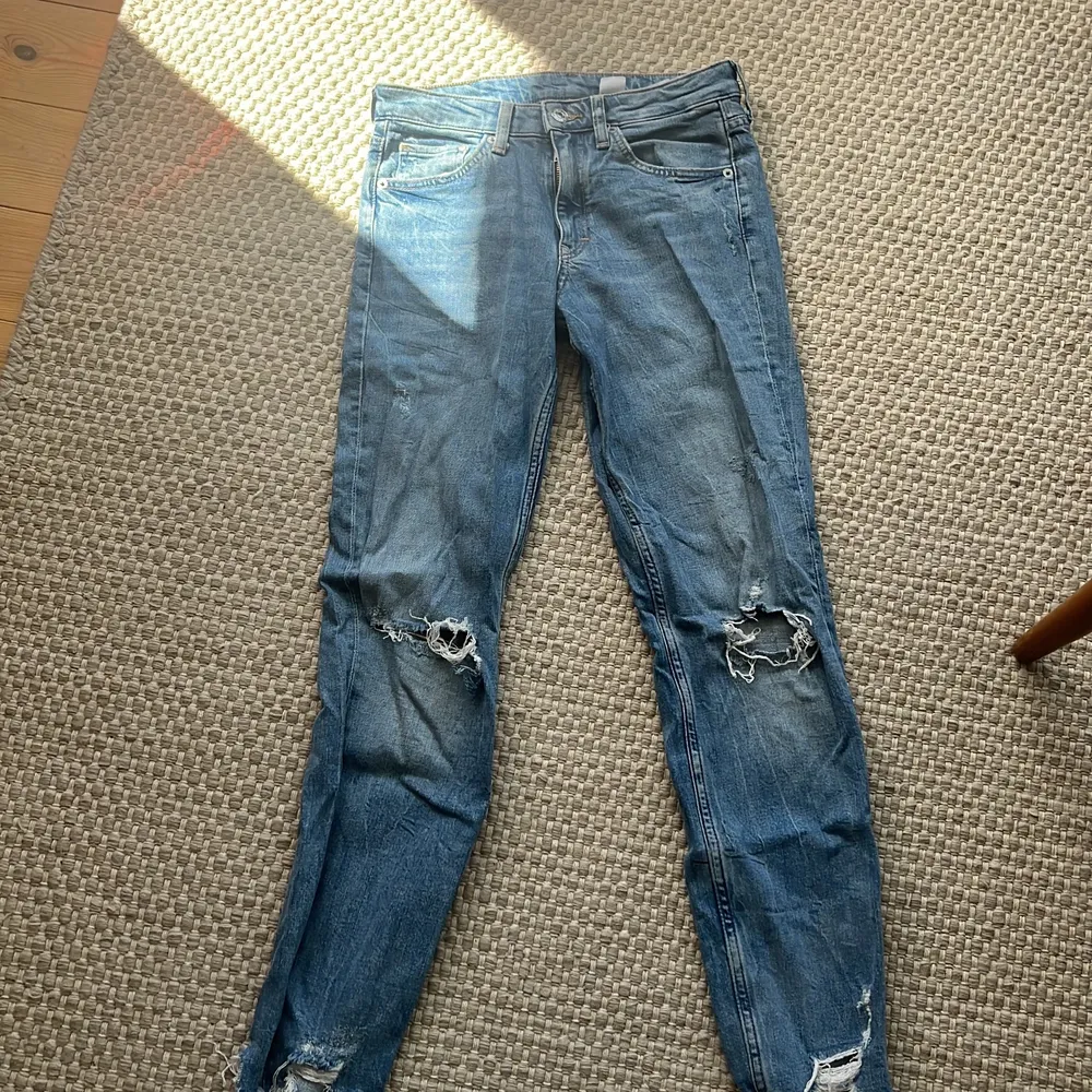Supersnygga jeans som jag inte vet vart dom är ifrån. Dom har hål på båda knäna och är lågmidjade. Knappast aldrig använda. . Jeans & Byxor.