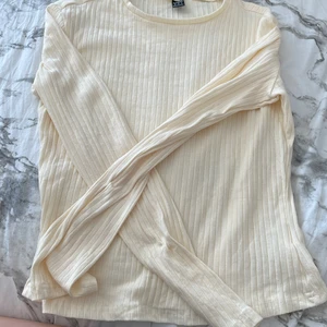Ribbad tröja  - Ribbad gul/beige tröja  Tunn  Storlek M men passar även på en S  Perfekt under vår/sommar/höst och även vinter!  Från SHEIN, (säljer den billigt just för den anledningen!  TVÄTTAS ALLTID INNAN LEVERANS!!  Pris kan diskuteras vid snabb  äffär!!   