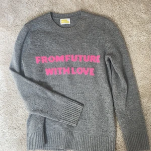 From future tröja - Säljer denna from future tröja då den inte komemr till användning! Jättebra skick nypris runt 1500kr