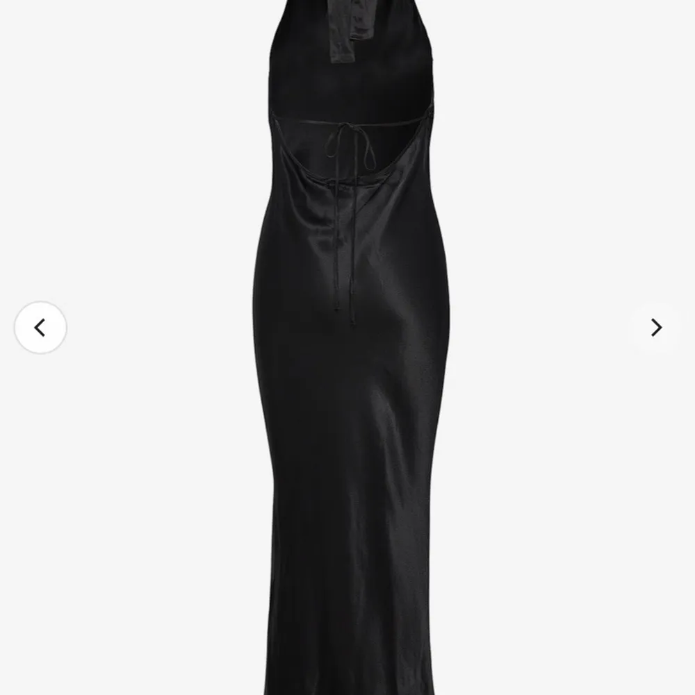 säljer denna oanvända klänning ifrån gina pga av att den inte har kommit till användning . sitter helt perfekt på kroppen . Klänningar.