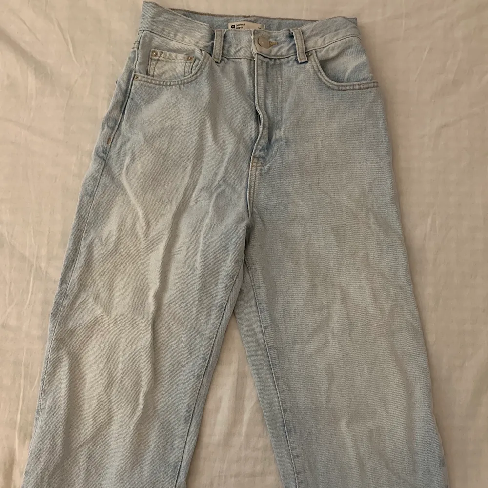 Ljusblåa baggy jeans i storlek 34, jeansen är köpta på ginatricot förra året och byxorna är sparsamt använda. Köpta för 499 och säljer billigt för 79kr. Finns inga defekter som tyder på att de är använda💙priset kan diskuteras. Jeans & Byxor.