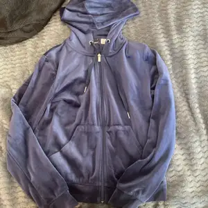 En marinblå hoodie från Gina tricot i storlek S. Använd några gånger.✨❄️