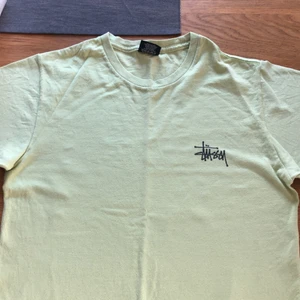 Grön Stüssy - En grön, nästan lime grön stüssy T-shirt. 