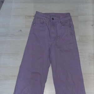Pastell lila jeans - Pastell lila jeans från H&M💜Super bra skick!