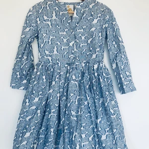 Klänning Maria Westerlind NY! - Otroligt fin klänning i limited edition. Ny med lapp kvar. Dragkedja i sidan och knappar fram. Halvlånga ärmar och vippig nederdel. Fodrad. Storlek 36 Nypris ca 3500:- Galet fin! 1200:-