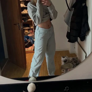 Mid waist jeans  - Jeansen är från weekday och sitter medelhögt i midjan. Skönt material som sitter as snyggt, sitter även bra i bak. Bara använda ett fåtal gånger, så dom är som nya. 