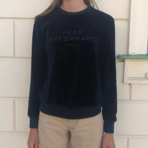 Marinblå Peak Performance tröja - Jag säljer min Peak Performance tröja 💞 Den är marinblå i ett sammetsmaterial med ribbade muddar! Den är i fint skick 💞 Samfraktar gärna ifall det önskas! Om köparen önskas betala med safe pay går det bra!