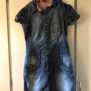 Jeans klänning - En super fin jeans klänning i storlek M men passar som S då den är ganska liten i storlek. Tyvärr kom den aldrig till användning då det var fel storlek för mig.