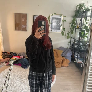 Svart zip-up hopdie - Super skön hoodie med dragkedja! Använder inte den längre och det finns inga tydliga defekter som jag kan se. Köpt på cubus
