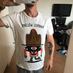 Pharell williams tshirt jack n jones Small - Säljer en fin pharell williams tshirt från jack n jones.. fint skick storlek small