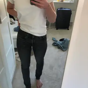 Långa Levis jeans i bra skick. Är 170 cm för referens. Säljer då jag inte använder längre.