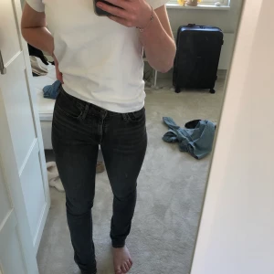 Levis 724 high rise straight  - Långa Levis jeans i bra skick. Är 170 cm för referens. Säljer då jag inte använder längre.