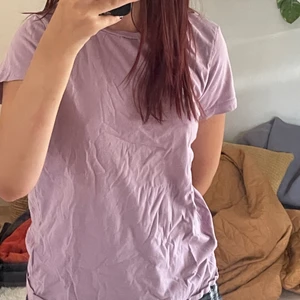 Lila tshirt - Snyggt lila linne som jag inte har någon användning för längre. Minns inte vart den är ifrån men det finns inga tecken på användning