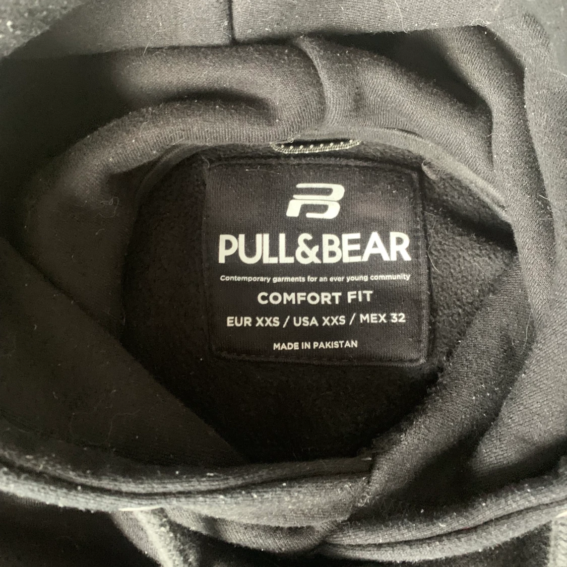 Pull&bear, helsvart hoodie strl xxs,  - 91