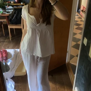Blus - En vit lite oversized blus. Verkligen jättefin men har inte kommit till användning. Bra skick men det saknar 1 knapp men det är inget man märker eller tänker på. Billig frakt!💗