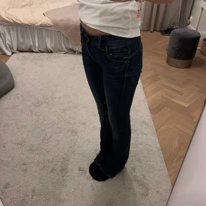 Lågmidjade jeans - Så snygga mörkblå bootcut och lågmidjade jeans!