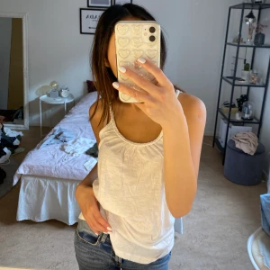 Vitt linne H&M - Vitt linne från H&M med fläta som snöre/band. Är i bra skick. Använder inte den längre därför säljer jag den. Kan mötas upp eller frakta.