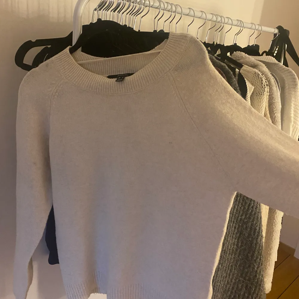 Säljer denna vero moda tröjan som aldrig är använd!!! Köptes för ca 1 månad sedan, för 300kr vill ni ha mer bilder är det bara att skriva ❤️. Stickat.