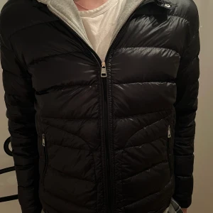 Monclear acorus  - Monclear acorus i stl 4 (motsvarar M/L)  Skick: 9/10 Inga skador! Som ny, Hör av dig vid intresse 