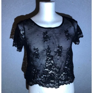 Spets t-shirt  - Spets t-shirt med blommor