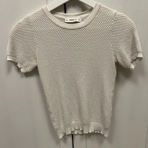 Zara topp - Säljer den här skitsnygga tröjan då den inte kommer till användning!✨ I nyskick!💗