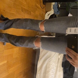 Jenas - Gråa jeans från zara, helt nya alltså aldrig använd 🥰 Lapparna är dock ej kvar då jag tvättat jeansen inför säljning men har endast testat byxorna!
