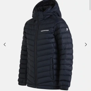 Peak performance jacka - Peak performance jacka som är perfekt till hösten! I färgen svart! Storlek 170 (barn) men skulle säga S! Köpt för 1800kr förra vintern💕 Jättebra skick!💞Pris kan diskuteras💞