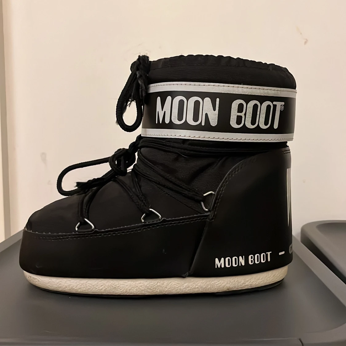Moon boots svarta låga strl 36/38