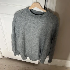 Stickad tröja  - Stickad tröja från HM. Najs grågrönmint färg.