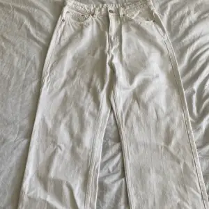 Säljer dessa fina vita jeans ifrån weekday, i modellen Rowe. De är högmidjade och raka jeans. Storlek, det har tyvärr blivit försmå för mig. Möts i sthlm och fraktar, pris kan diskuteras💝