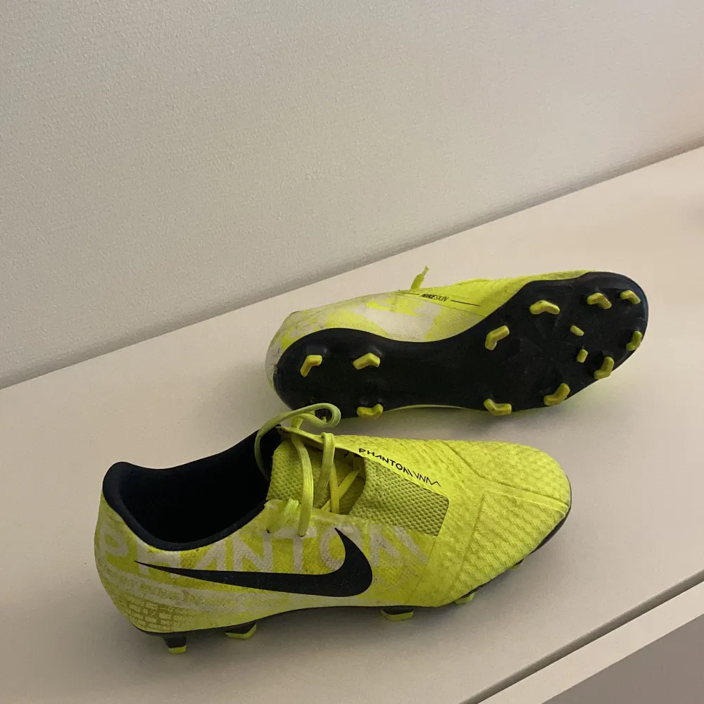 Gula fotbollsskor från Nike. Skorna är ganska använda men säljer pga att dem är för små.❤️. Skor.