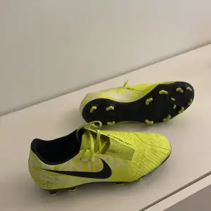 Gula fotbollsskor från Nike. Skorna är ganska använda men säljer pga att dem är för små.❤️