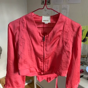 Diesel rosa topp - Superfin rosa  y2k satinblus från diesel i storlek M men passar även en S/XS. I jättefint skick! 