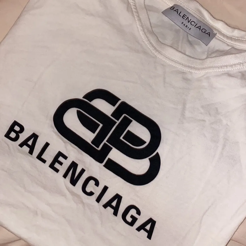 Balenciaga T-shirt. Kommer ej till användning. Storlek M. T-shirts.