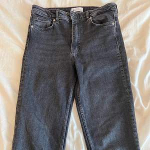 Gråa jeans från Zara med slits i storlek 38