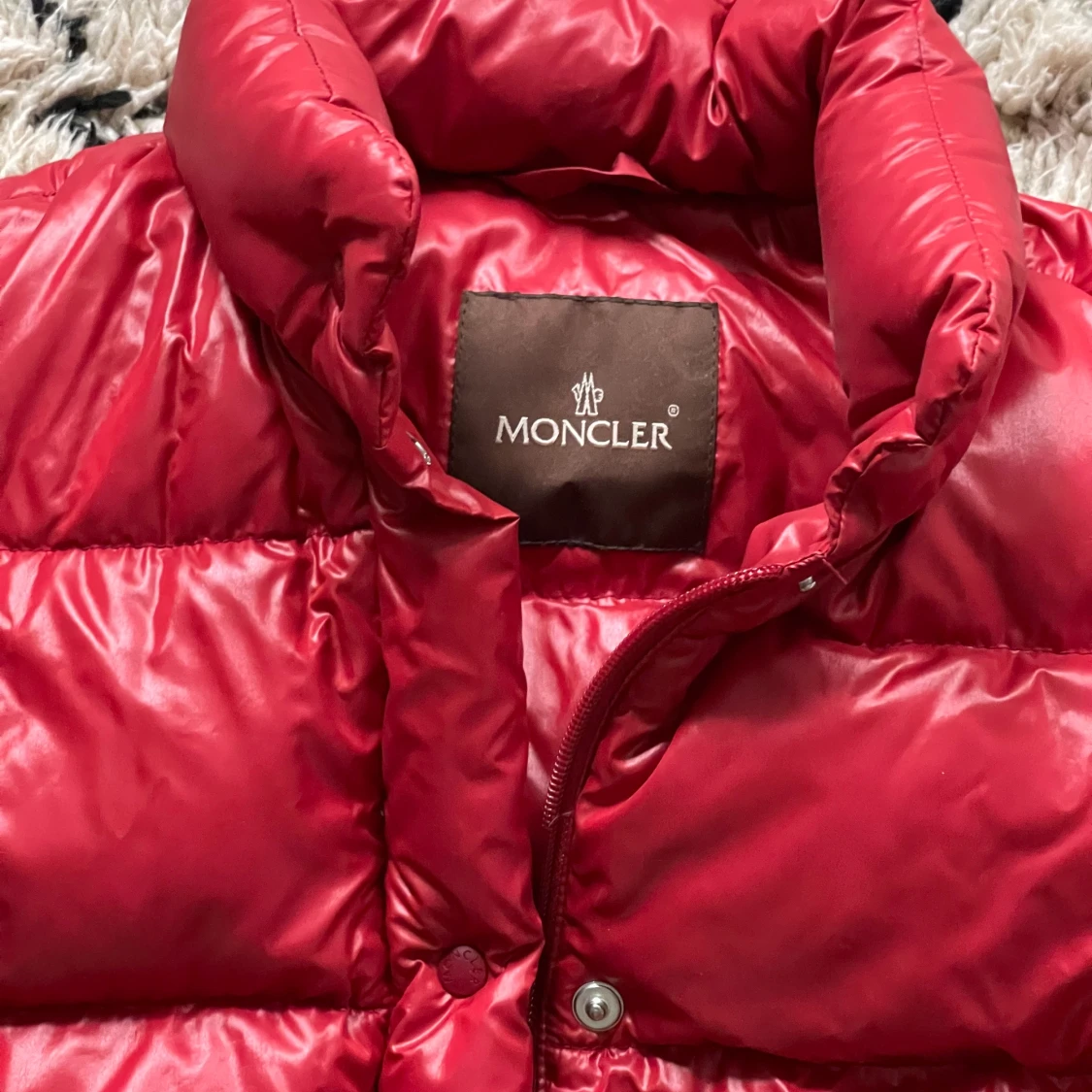 Röd moncler jacka  - 90