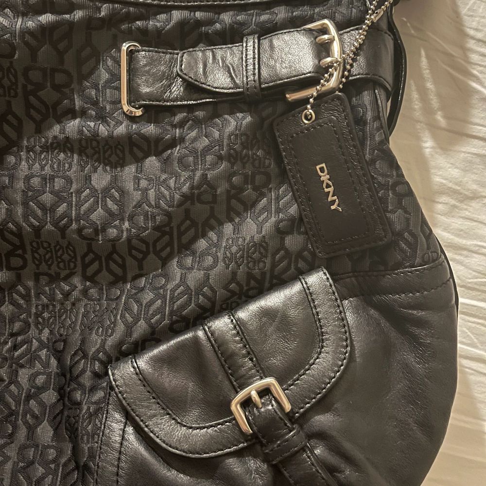 Snygg vintage DKNY väska med fina detaljer (äkta, har ingen lap), bra skickt och parfekt för att ha runt axeln!. Väskor.