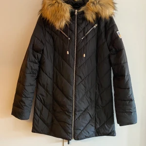 SVEA Vinterjacka - SVEA vinterjacka svart. Storlek M. Finns i Lund. 550kr.